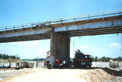 Pier 5 of Agana Bridge in Tarlac was retrofitted with two 2-meter diameter bored piles and a new coping beam. The above photo shows the original pier.